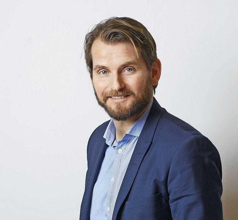 Mattias Josander, Vizepräsident bei Swedish Match: „Snus birgt nachweislich keine gesundheitlichen Gefahren. Trotzdem ist er in der gesamten EU außerhalb Schwedens verboten. Mit den tabakfreien Nikotinlutschsäckchen von ZYN können wir den 100 Millionen europäischen Rauchern nun eine attraktive Alternativebieten.“