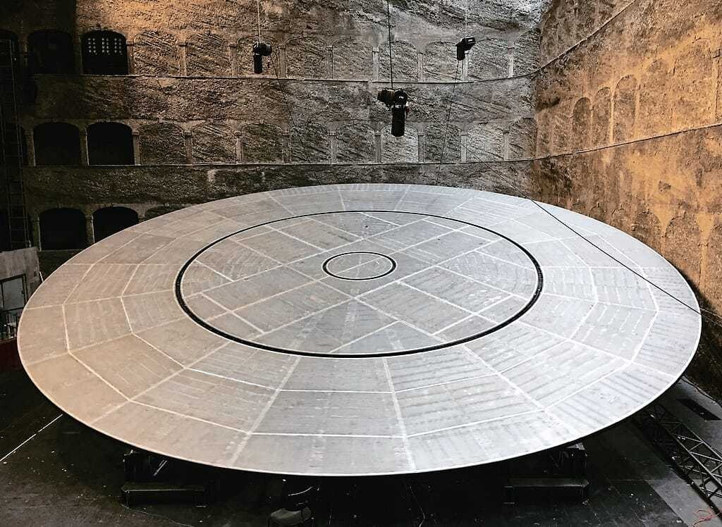 Ring-Drehscheibe mit 13 Meter Durchmesser für die Gemeinschaftsproduktion „Die Perser“ der Salzburger Festspiele.