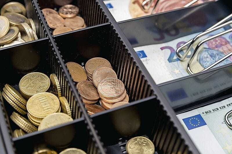 Zumindest die schrittweise jährlich erhöhte Mindesthandelsspanne sollte dafür sorgen, dass den Trafikanten aus dem Zigarettenverkauf nicht nur mehr in der Kassa, sondern auch mehr Gewinn bleibt.