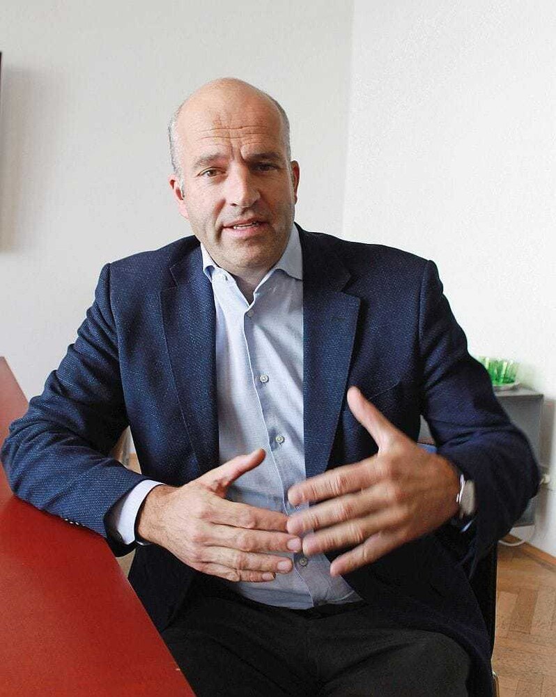 Juul-Unternehmenssprecher Tobias Gerlach: „Die Medien werfen undifferenziert die USA, uns als  dortigen Marktführer sowie die Lungenkrankheiten und Todesfälle zusammen. Diese Art der Berichterstattung ist nicht aufklärend, sondern verunsichernd. Und darunter leidet der Markt für E-Zigaretten auf der ganzen Welt.“