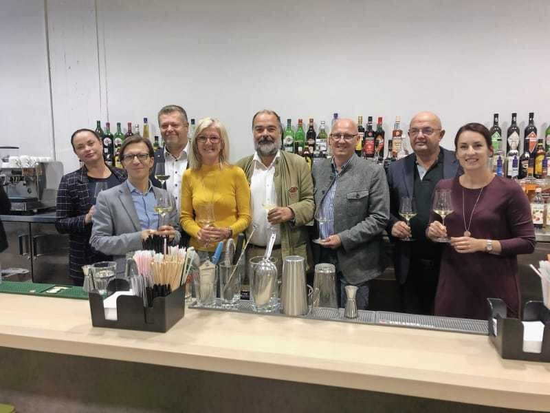 © Thomas Askan Vierich Julia Kallinger (Produktmanagerin), Reinhard Andorfer-Traint (FB-Leiter), Alexander Wögerer (Wögerer), Veronika Herndler (Trainerin Service), Georg Franz Spiegelfeld (Kurator), Mike Schmitt (Lehrgangsleiter Bar), Gerold Royda (FG-Obmann Hotellerie OÖ), Silke Tautermann (Lehrgangsleiterin Wein).