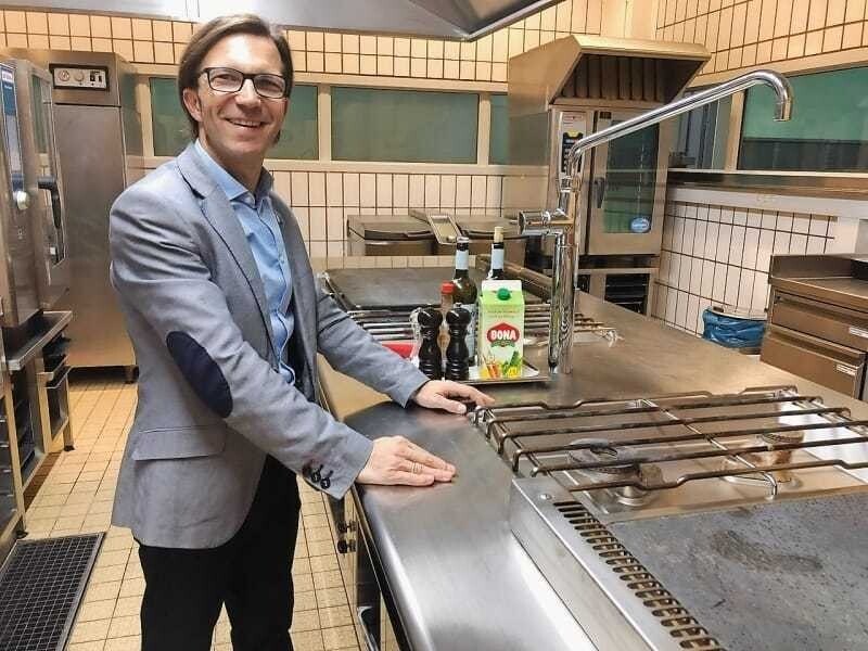 Küchenmeister Reinhard Andorfer-Traint in der geräumigen Ausbildungsküche des Wifi Linz.