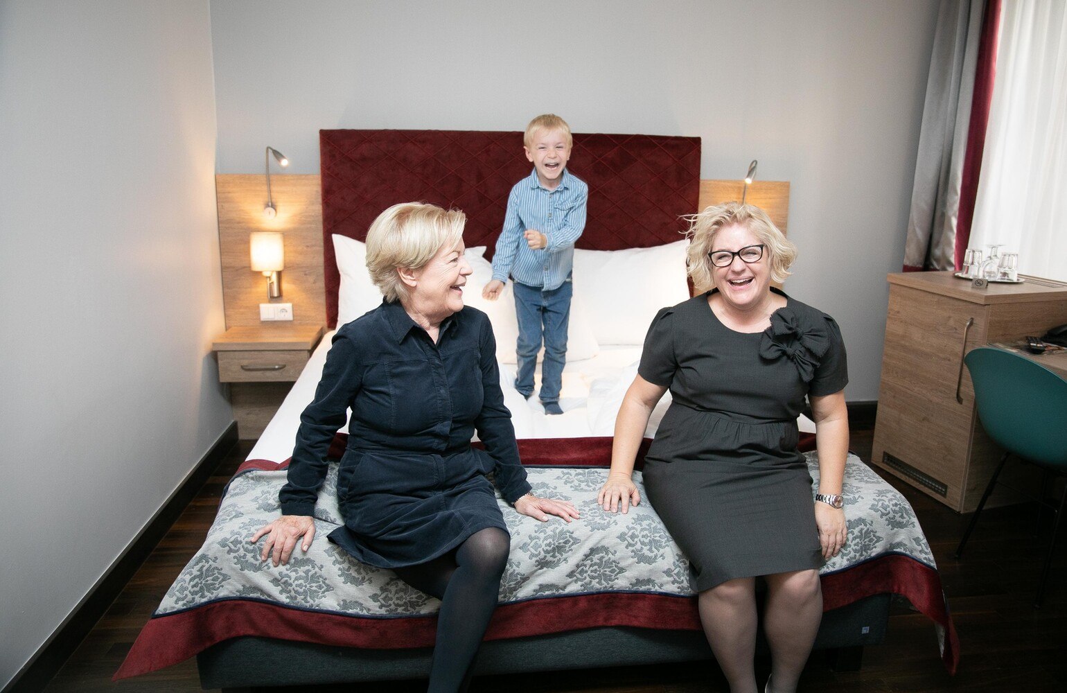Bettina Mayr (rechts am Bett) führt das Hotel als Family Business.