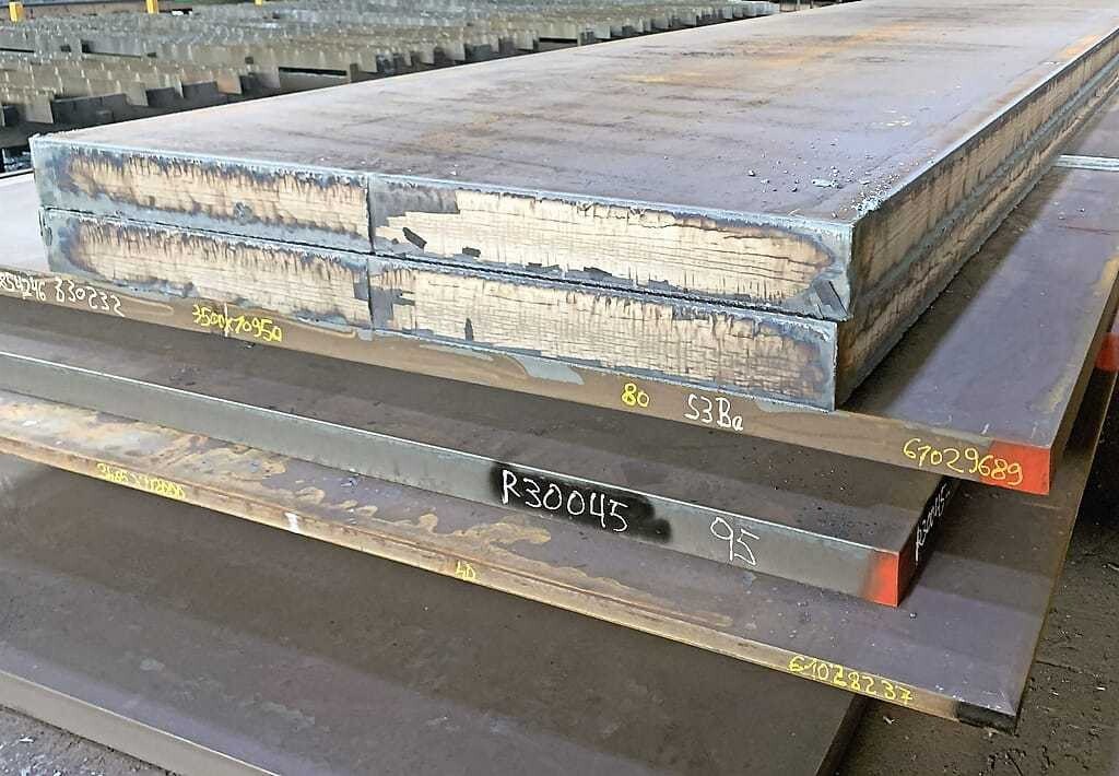 Die Blechtafeln sind 7.700 Millimeter lang, 1.900 Millimeter breit und 150 Millimeter dick und wiegen je 18 Tonnen.