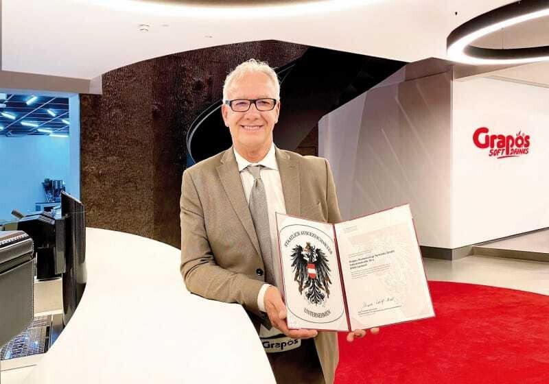 © Grapos Grapos Geschäftsführer Wolfgang Zmugg mit Staatswappen.