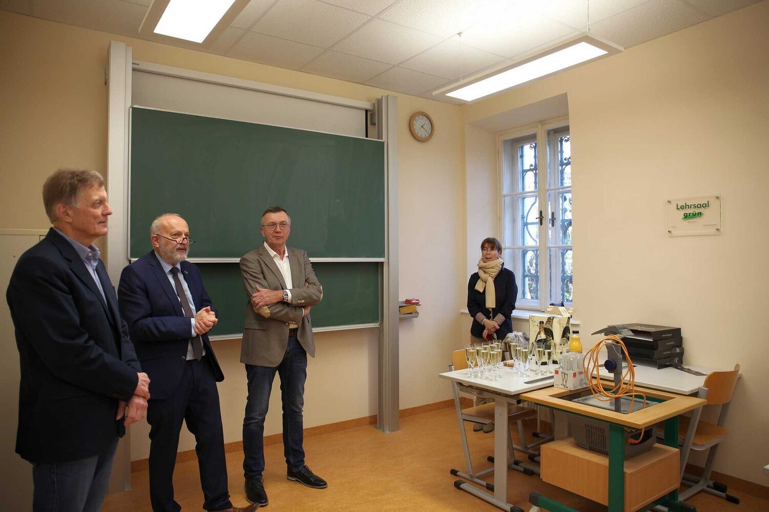 © HTL Baden Malerschule Leesdorf Sponsor Walter Grün (re.), Direktor Michael Wagner (Mitte) und Präsident Josef Wieltschnig (li.) bei der feierlichen Einweihung.