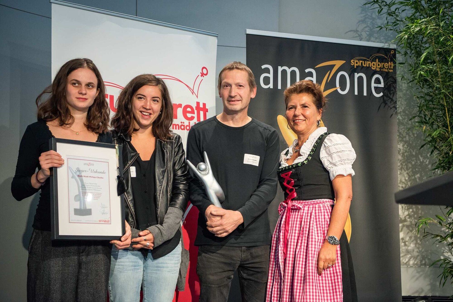 Marie Janitschek, Alma van den Donk, Philipp Cibulka und Martina Denich-Kobula (Landesvorsitzende Frau in der Wirtschaft Wien).