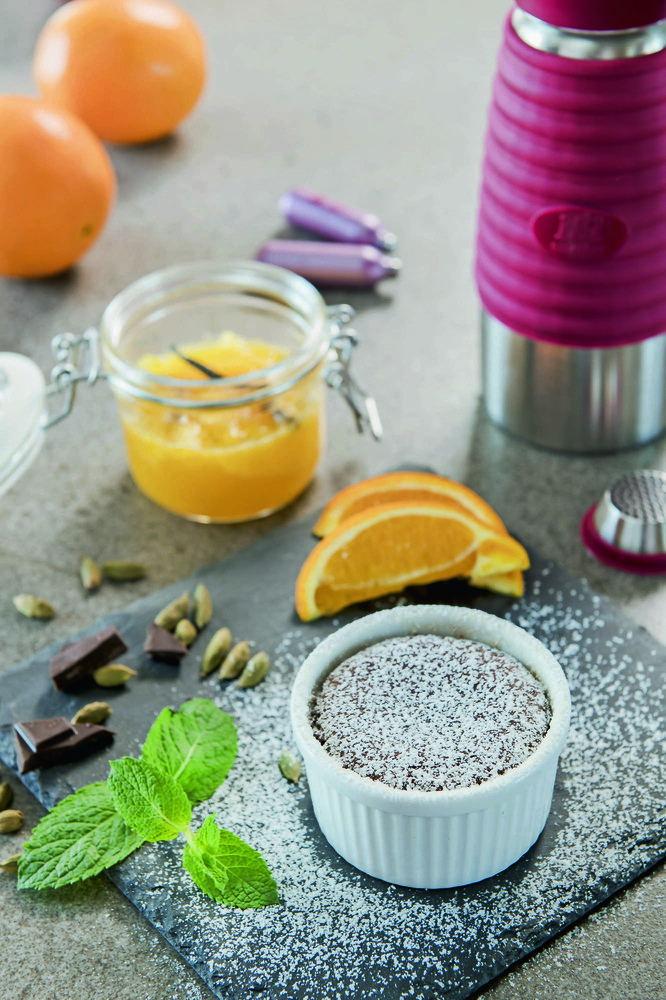 Schokoküchlein mit Lebkuchengeschmack an Orangensalat