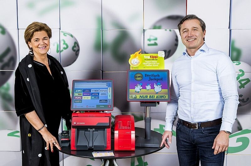 Österreichische Lotterien Vorstandsvorsitzende Bettina Glatz-Kremsner und Vorstandsdirektor Martin Škopek mit dem neuen Terminal von KEBA