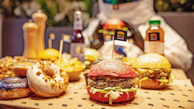 Auch so kann Erlebnisgastronomie aussehen: bunte Donuts und Burger im „Spaceburger“.