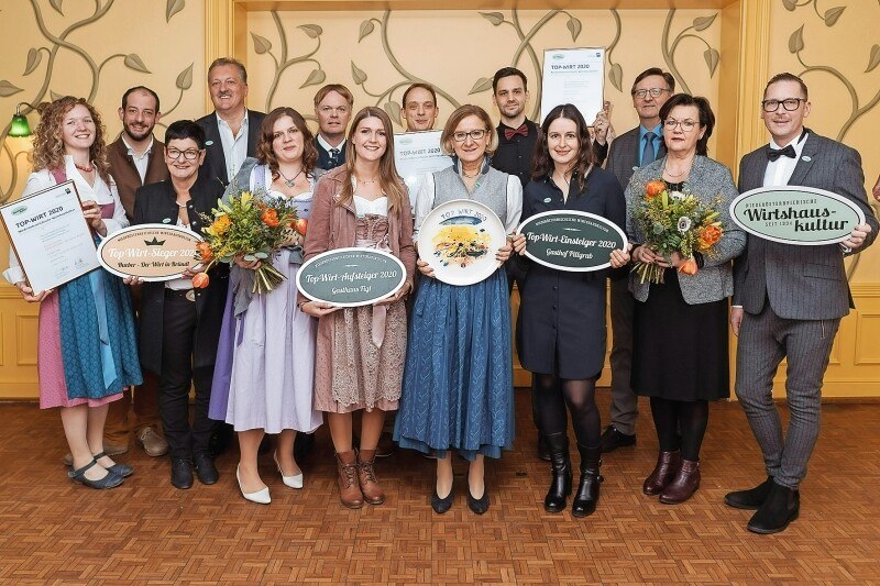 Landeshauptfrau Johanna Mikl-Leitner, Michael Duscher, GF der NÖ-Werbung, und Harald Pollak, Obmann der NÖ Wirtshauskultur mit den Gewinnern.