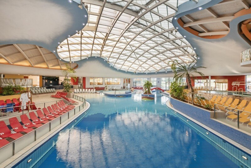 © H2O Hotel-Therme-Resort Alles unter einem Hut auf 30.000 m2, und das ohne viel Chichi: Vom Plantschen im Baby- Pool bis hin zum Ruhebereich für die Eltern – die H2O-Therme bietet Erholung für alle.