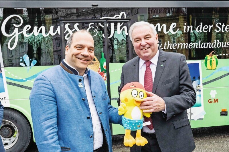 © GeoPho Thermen-GF Christian Rotter (l.) und LH Hermann Schützenhöfer bei der Präsentation des Thermenlandbusses.