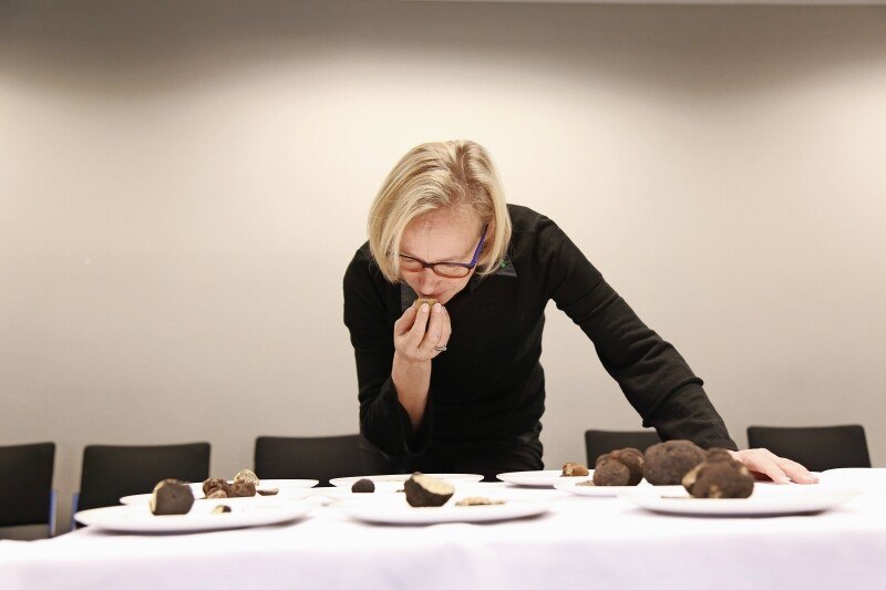 © Daniel Nutz Expertin und Trüffelhändlerin Bettina Lenz aus Wolfurt führte beim ÖGZ-Workshop durch die Welt der Trüffel. Das Maß der Dinge ist der Geruch.