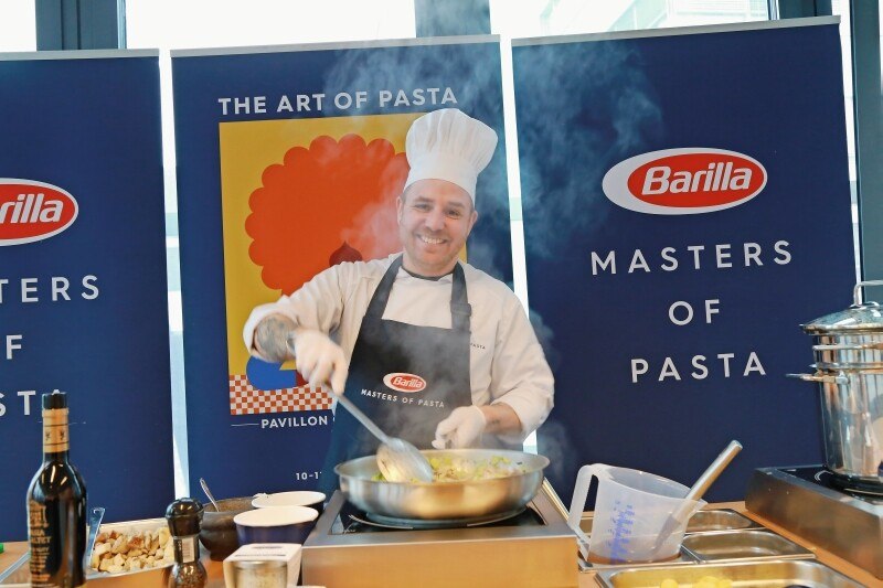 Im Anschluss an den Workshop gab es eine kleine Kostprobe, zubereitet vom Barilla-Koch: Orecchiette mit Steinpilzen, Lauch und Schwarzen Trüffeln. Das Rezept dazu finden Sie hier: bit.ly/377ng6y
© Daniel Nutz Im Anschluss an den Workshop gab es eine kleine Kostprobe, zubereitet vom Barilla-Koch: Orecchiette mit Steinpilzen, Lauch und Schwarzen Trüffeln. Das Rezept dazu finden Sie hier: bit.ly/377ng6y