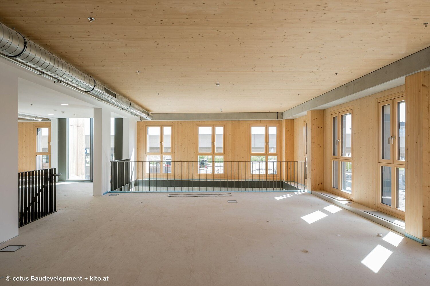 Um Schlagregendichtigkeit und Windfestigkeit gerecht zu werden, entwickelte der Fensterbauer Katzbeck in Zusammenarbeit mit Holzforschung Austria eine Lösung aus zweiflügeligen Fichtenholz-Aluminiumfenstern mit Pfosten, Absturzsicherung und geteilter Unterlichte.