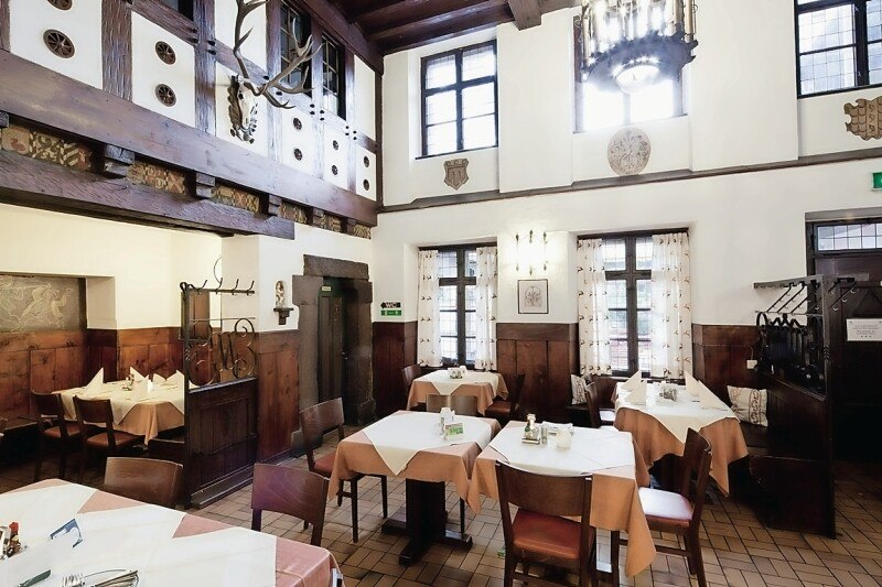 Der Hirschensaal im nationalromantischen Stil von 1926.