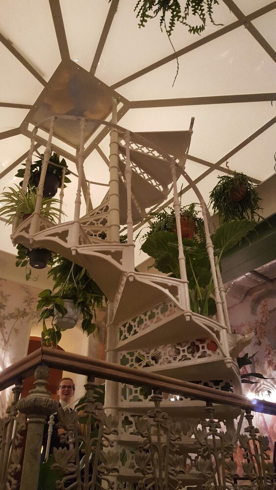 © Alexander Grübling Das führt zu nichts: Die Wendeltreppe zwischen vorderem Lokalteil und dem intimen Salon ist ein Blickfang.