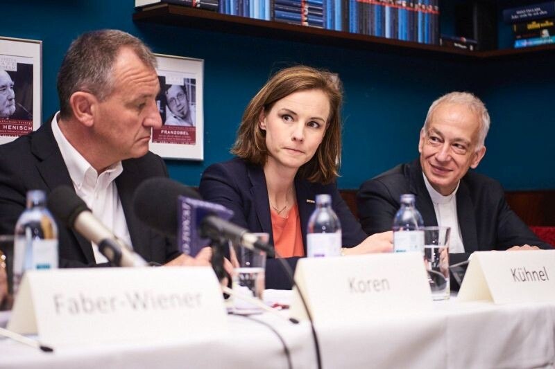 Bei der Präsentation (v. l. n. r. ): Peter Koren (Industriellenvereinigung), Mariana Kühnel (WKÖ), Michael Landau (Caritas)
© Trigos/respACT Bei der Präsentation (v. l. n. r. ): Peter Koren (Industriellenvereinigung), Mariana Kühnel (WKÖ), Michael Landau (Caritas)