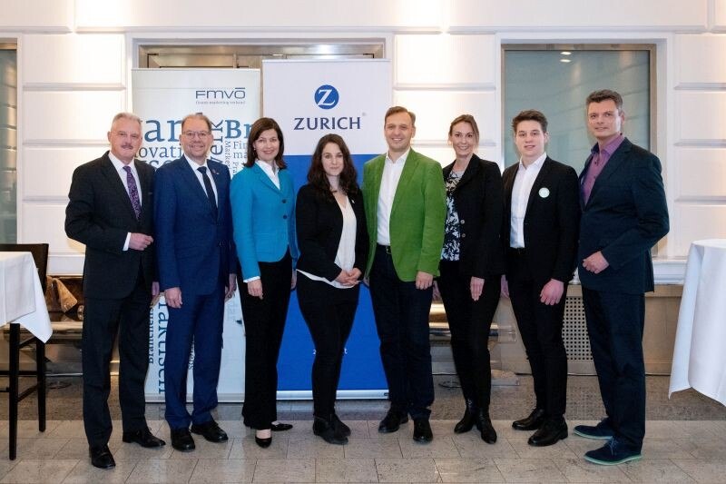 (v.l.n.r): Erich Mayer (FMVÖ-Präsident), Peter Eitzenberger (VBV-Vorsorgekasse AG), Andrea Stürmer (Zürich Versicherungs-AG), Lisa Simon (WWF), Fritz Fessler (Genossenschaft für Gemeinwohl), Monika Bäumel (Volksbank Wien AG), Laurenz Faber (Fridays for Future) und Werner Schediwy (FMVÖ-Vorstand)
© FMVÖ/Christoph Kerschbaum (v.l.n.r): Erich Mayer (FMVÖ-Präsident), Peter Eitzenberger (VBV-Vorsorgekasse AG), Andrea Stürmer (Zürich Versicherungs-AG), Lisa Simon (WWF), Fritz Fessler (Genossenschaft für Gemeinwohl), Monika Bäumel (Volksbank Wien AG), Laurenz Faber (Fridays for Future) und Werner Schediwy (FMVÖ-Vorstand)
