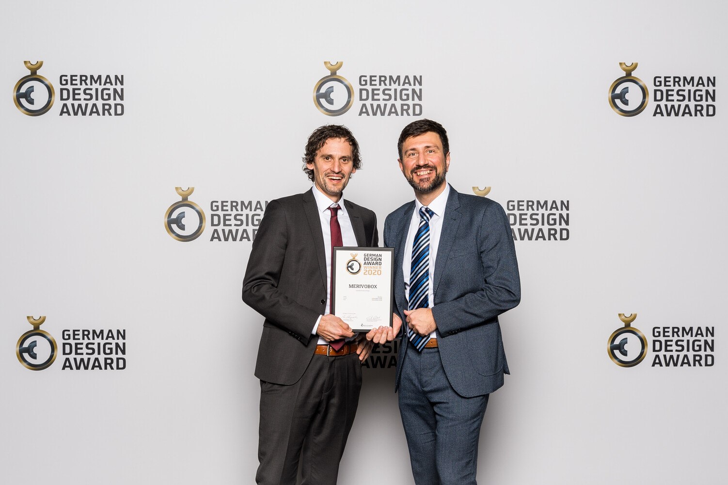 Produktmanager Michael Pümpel und Entwickler Elvis Music nahmen den German Design Award in Köln entgegen.