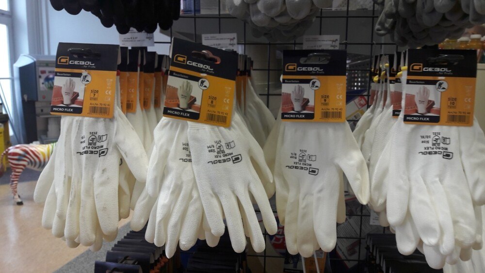 © Sefra Farben Handschuhe gibt es bei Sefra noch genügend; mit Mundschutz geht man schon sparsamer um.