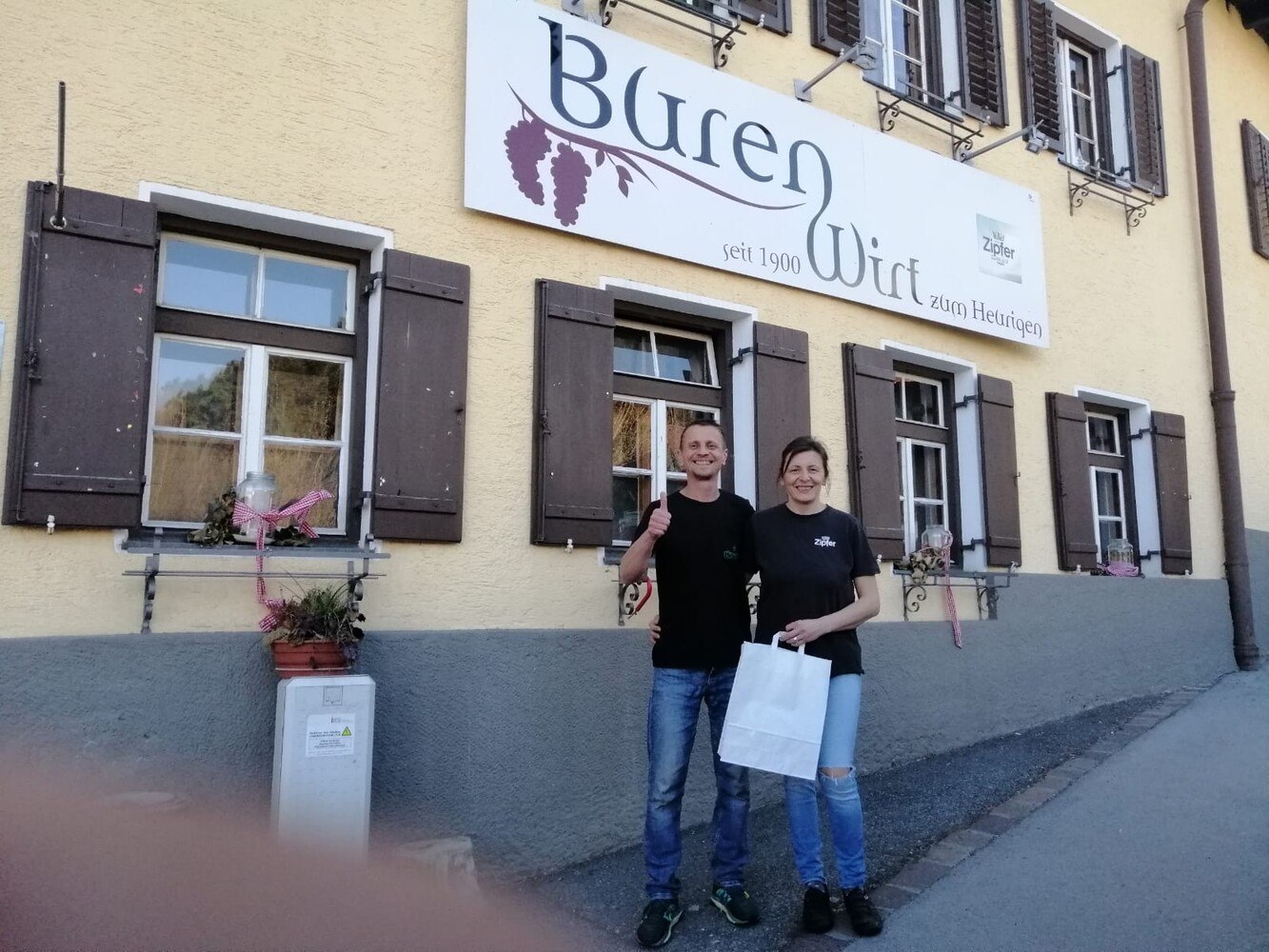 © Burenwirt Ingrid Marzari und Alfred Nikolai, die Wirtsleute des Gasthaus Burenwirt in Innsbruck schickten in der Krise den Burenwirt Express ins Rennen und haben damit zahlreiche neue Gäste ansprechen können.