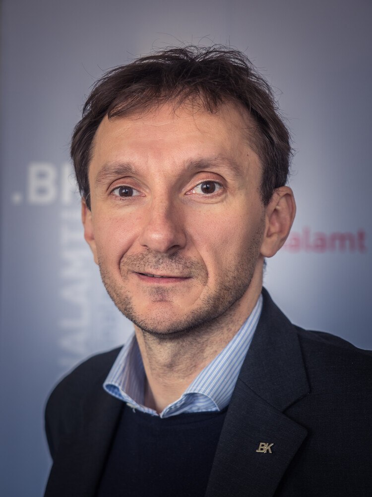 „Wir appellieren auf den eigenen Hausverstand zu setzen und dubiose E-Mails nicht zu öffnen bzw. die Links nicht anzuklicken“, sagt Wilhelm Seper,  Leiter des Referats Ermittlungen C4 Cybercrime Competence Center des Bundeskriminalamts.