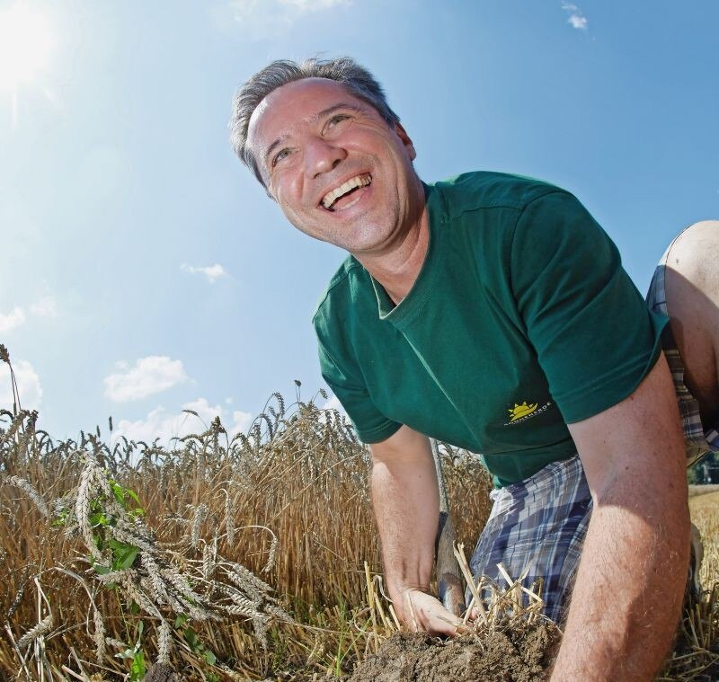 Gerald Dunst, Humus-Pionier und Leiter der AG Landwirtschaft der Ökoregion Kaindorf: "Durch Humus-Aufbau wird CO2 im Boden ge­speichert und das ­Klima ­entlastet."
