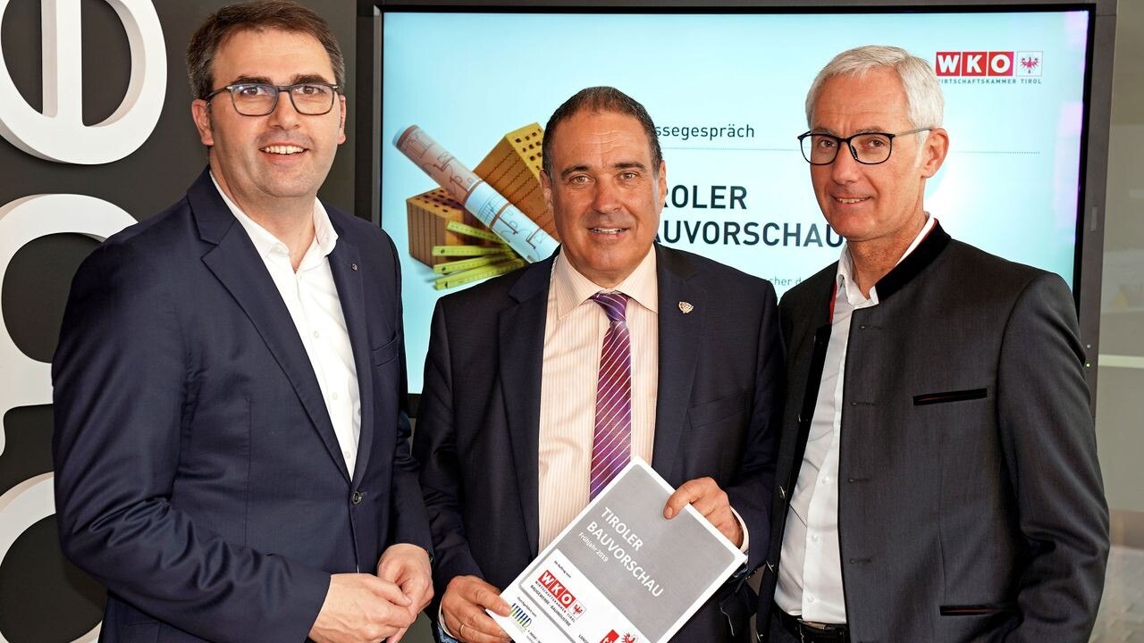 © WKT v.l. Landesinnungsmeister Tirol Anton Rieder, Landesbaudirektor Robert Müller und Sprecher der Tiroler Bauindustrie Manfred Lechner. (Archivbild)