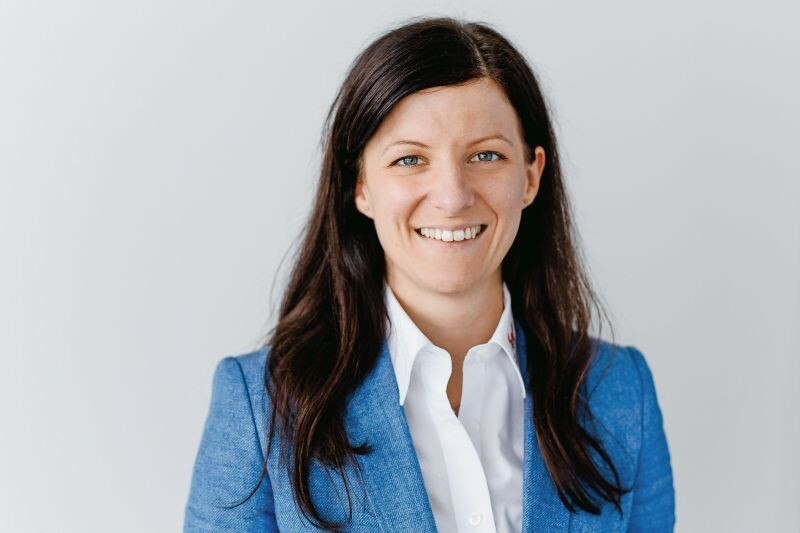 Susanne Moosmayr ist schon seit längerer Zeit im Cannabis-Business aktiv. Der breit aufgestellte oberösterreichische Großhändler hat Produktion, Anmeldung und gesetzeskonforme Packungen für seine CBD-Produkte: „Wir stehen für einen Verkaufsstart an die Tabakfachgeschäfte bereit.“