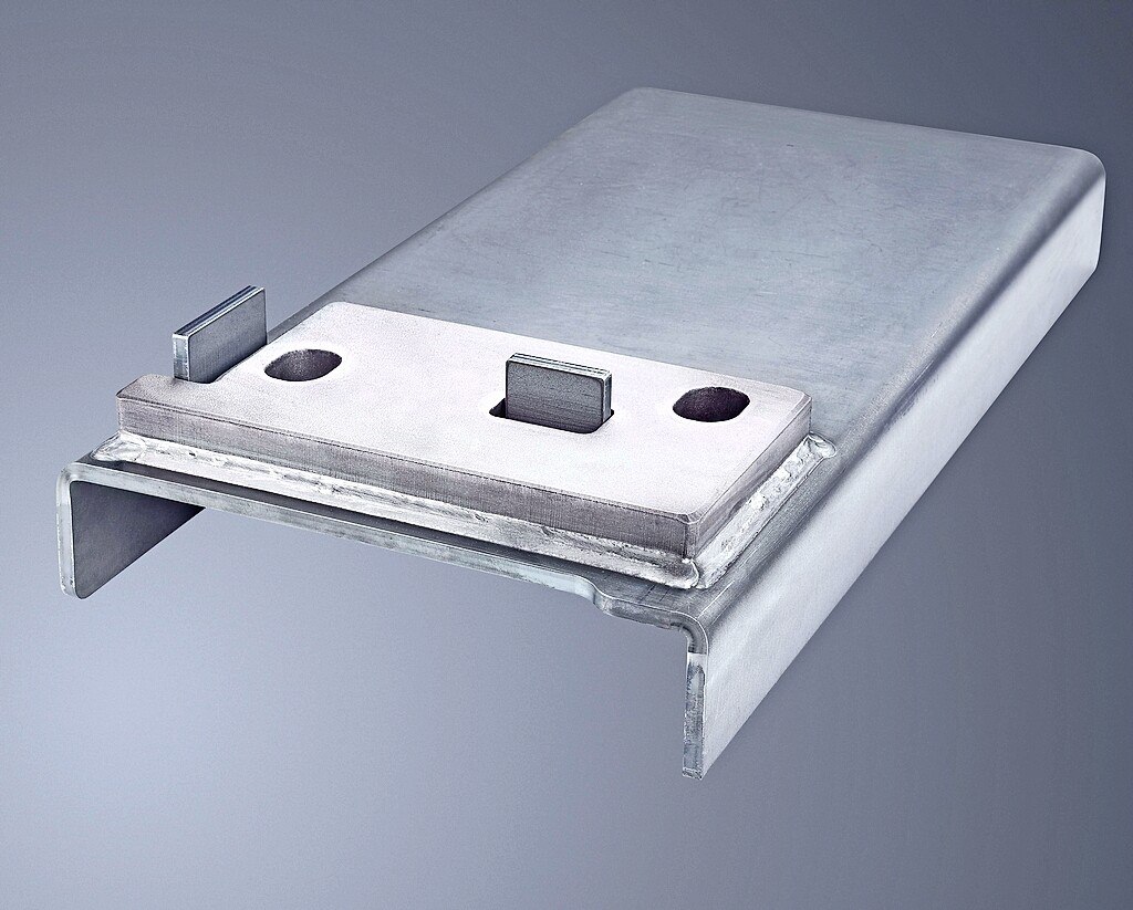 Bei dieser Konsole aus Baustahl schweißt der Cobot der TruArc Weld 1000 eine 25 mm dicke Platte auf ein 8 mm dickes, gebogenes Blech mit insgesamt fünf Schweißnähten. Die Programmierung erfolgt mit der TruArc Weld 1000 so schnell, dass sich die Bearbeitung bereits ab Stückzahl 1 automatisiert lohnt.