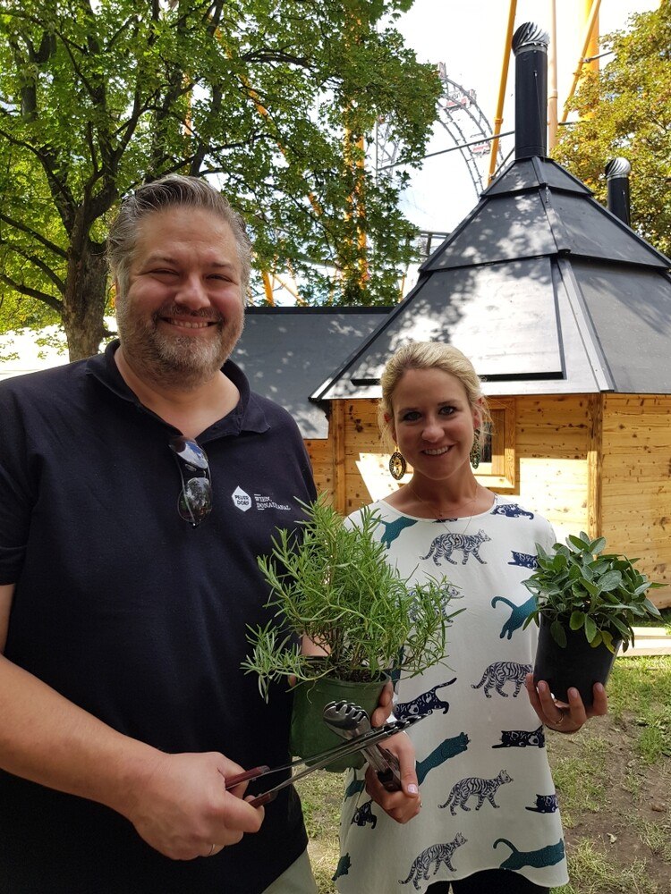 Patrick Nebois (Feuerdorf) und Anna Kleindienst-Jilly (Miss Maki) richten schon einmal Salbei und Rosmarin her.