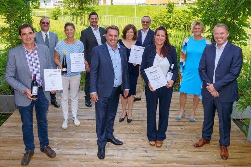 Gewinner Bernhard Ernst, Wifi NÖ-Kurator Gottfried Wieland, Gewinnerin Daniela Görg (Weingut Malat), Obmann des Landesgremiums Weinhandel Johannes Schachenhuber, WKNÖ-Präsident Wolfgang Ecker, Gewinnerin Eva Steininger, Wifi NÖ-Institutsleiter Andreas Hartl, Gewinnerin Doris Hoffmann, WKNÖ-Direktor-Stv. Alexandra Höfer und Martin Widemann, Lehrgangsleiter für alle WIFI-Weinausbildungen und Präsident-Stv. des NÖ Sommeliervereins.