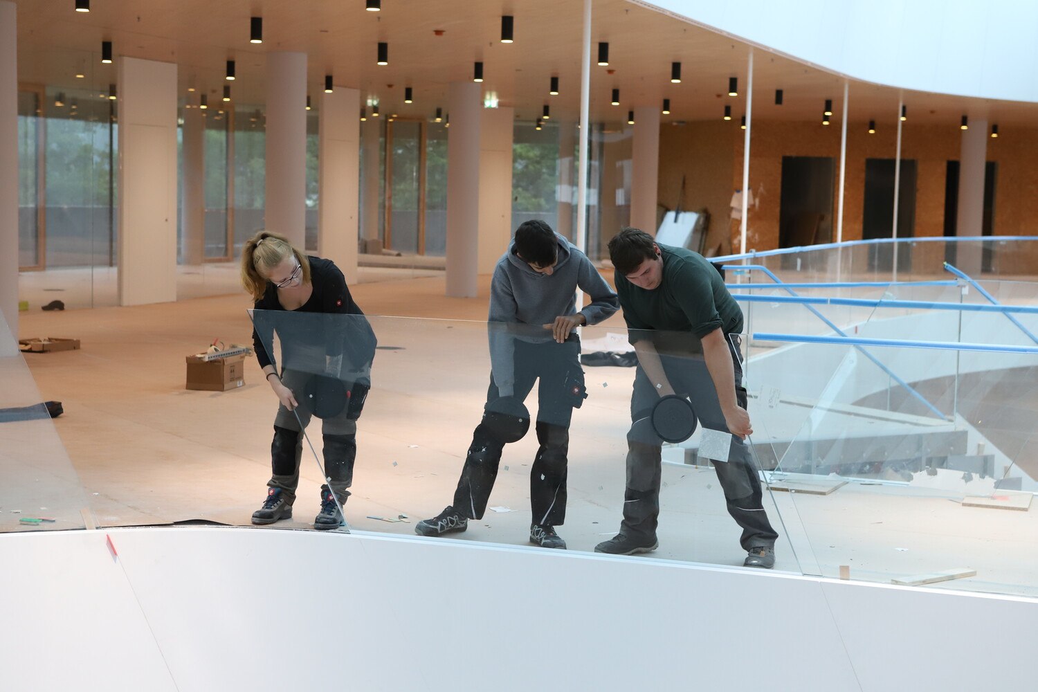 Die besondere Einbausituation auf der Baustelle in verschiedenen Höhen und an schwer zugänglichen Stellen war eine besondere Herausforderung für das Team von Glas Bauer.