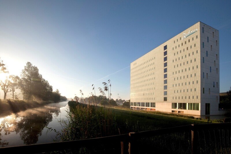 © Radisson Hotel Group Das Amsterdamer Aparthotel mit 227 Suiten, das Anfang 2021 eröffnen soll, wird das erste Serviced Aparthotel in Westeuropa sein, das unter der gehobenen Marke Radisson betrieben wird. Mit der neuen Immobilie erhöht sich das Portfolio der Gruppe in den Niederlanden auf sechs Hotels, die unter den drei Marken Radisson Blu, Radisson und Park Inn by Radisson betrieben und entwickelt werden. Radisson Hotel & Suites Amsterdam Süd bietet Studios, Ein- und Zweizimmerwohnungen, die alle über eine voll