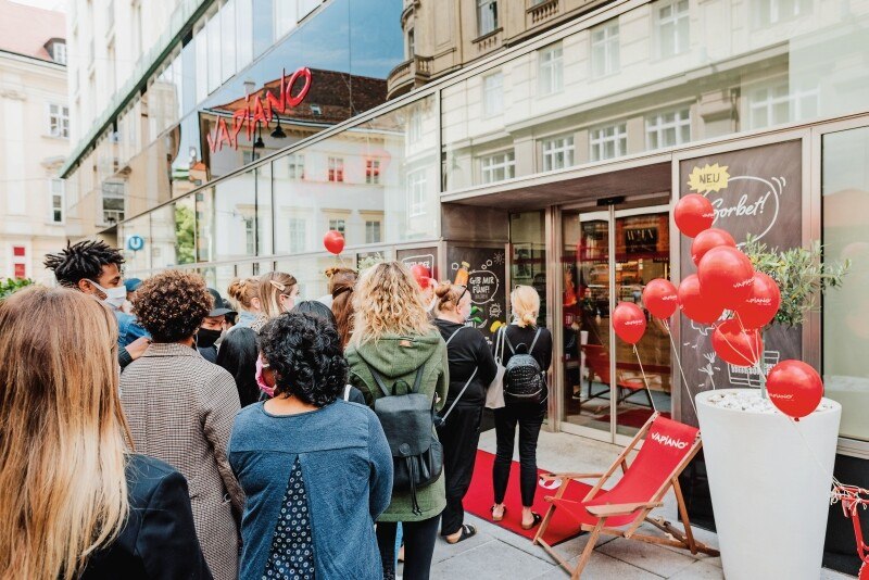 © VAPIANO Lange Schlange zur Wiedereröffnung: 13 Vapianos sind wieder im Vollbetrieb.