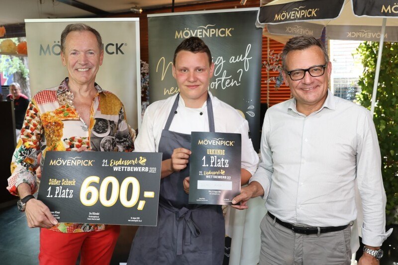 © Summerstage, Katharina Schiffl Gewinner Julian Kunz (Mitte) mit Hannes Wieser, GF Froneri Austria (rechts) und Gastronom Ossi Schellmann.