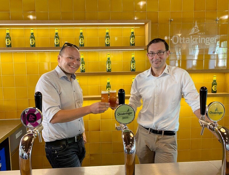 Host Mike Neureiter mit Braumeister Tobias Frank (re.).