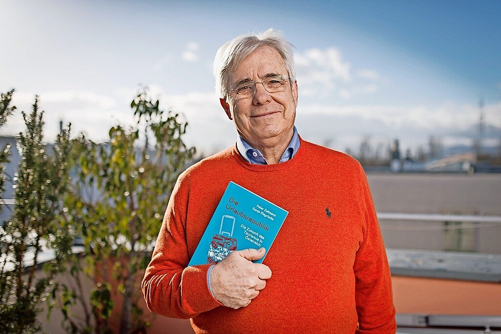 © itf Peter Zellmann leitet das Institut für Freizeit- und Tourismusforschung (IFT). Mit seinem Buch „Corona: Protokoll eines Blindflugs –Mit einem Navi für die Zukunft“, erschienen bei Manz 2020, versuchte er die Maßnahmen rund um die Corona-Epidemie kritisch zu reflektieren.