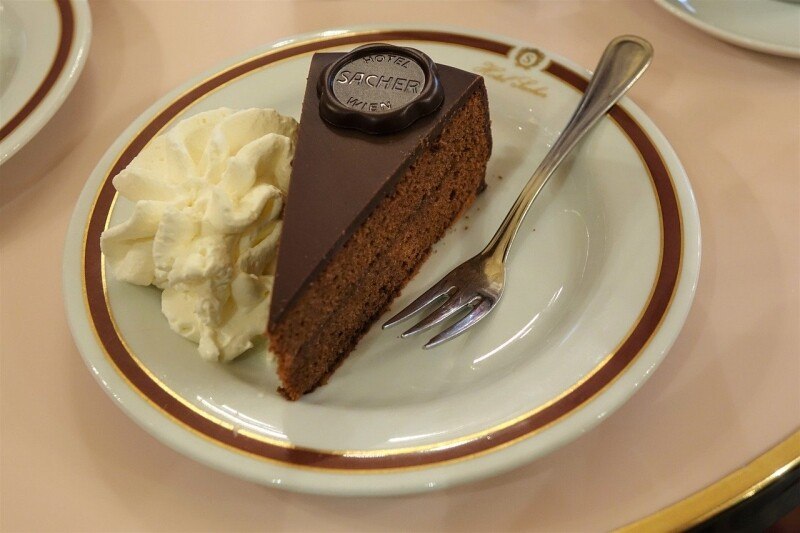 Das Kuchenstück ist zu klein, 140 Mitarbeiter müssen gehen.
