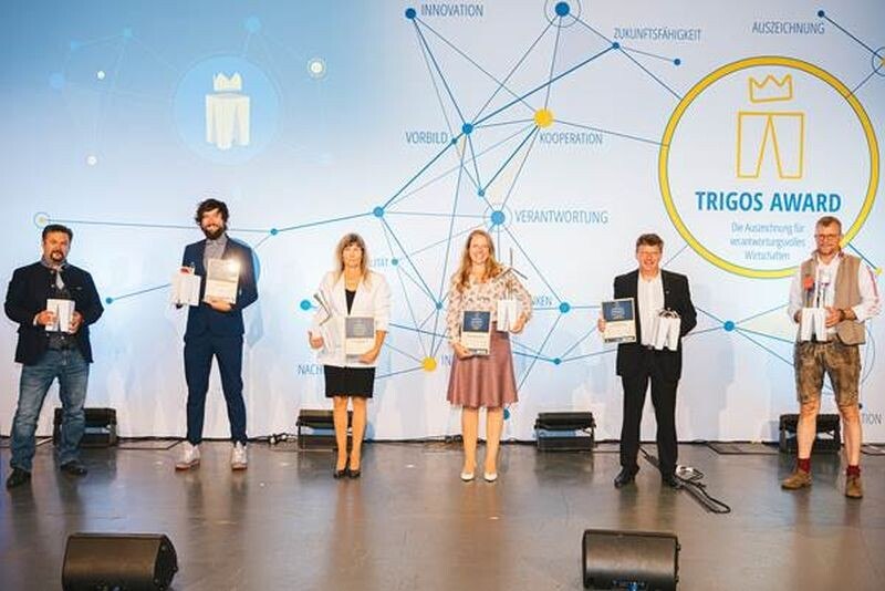 Bei der Preisverleihung v.l.: Marcel Huber (SynCraft Engineering GmbH), Andreas Diesenreiter (Unverschwendet GmbH), Ingeborg Hochmair (MED-EL Elektromedizinische Geräte GmbH), Nastassja Cernko (Oesterreichische Kontrollbank AG), Alfred Krobath (PMS Elektro- und Automationstechnik GmbH) und Gerald Heerdegen (Fahnen-Gärtner GmbH)