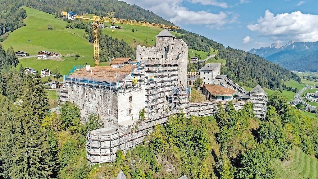 Denkmalpflegerische Maßnahmen und ein zeitgemäßes architektonisches Konzept prägen die Sanierung der osttiroler Burg Heinfels.