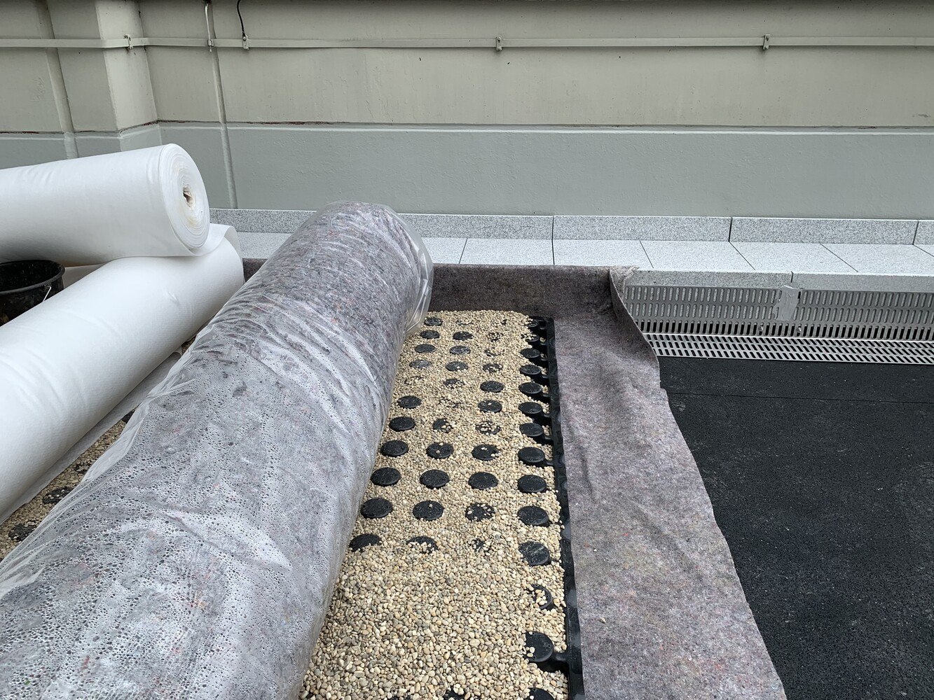 Becherförmige Wasserspeicherschicht am Flachdach.