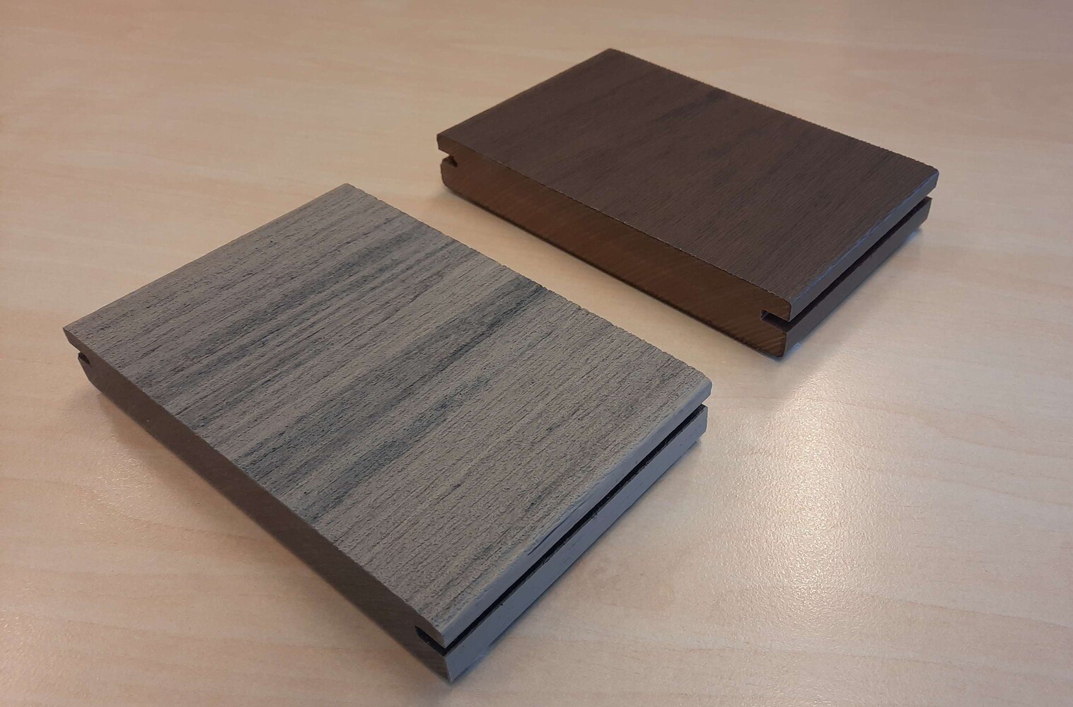 Bei JAF sind derzeit zwei MPC-Dielenvarianten von Deckorators in Holzanmutung erhältlich.