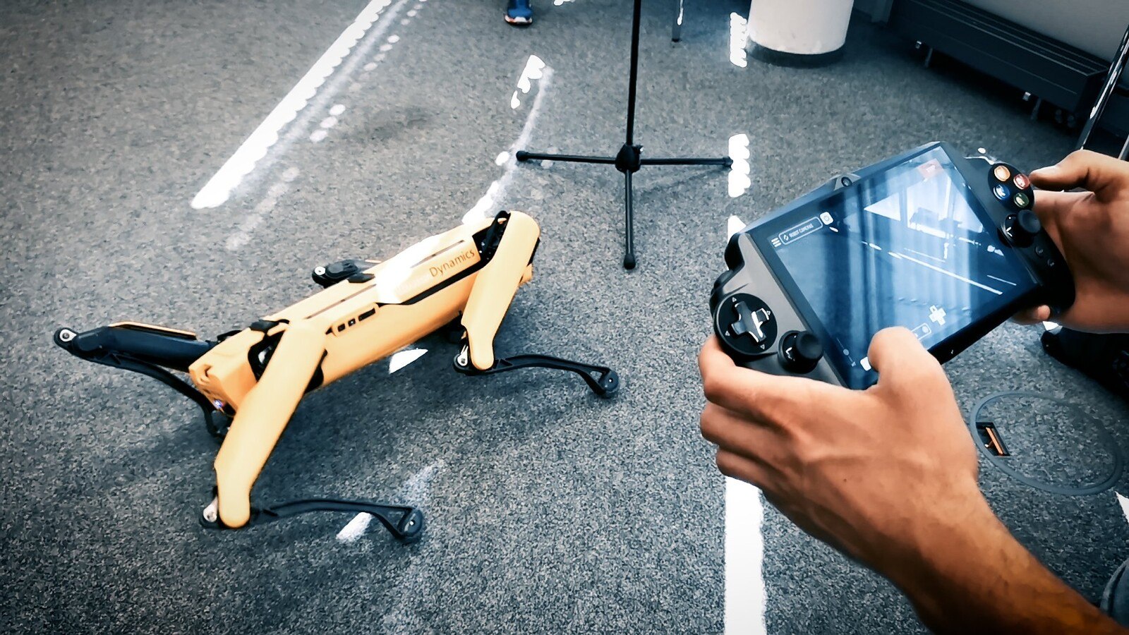 Auch wenn die Roboterhunde prä­zise Arbeitstiere sind, merkt man doch, wie personifiziert diese werden. So suchte die Strabag über soziale Netzwerke nach Namen für ihre beiden Hunde.