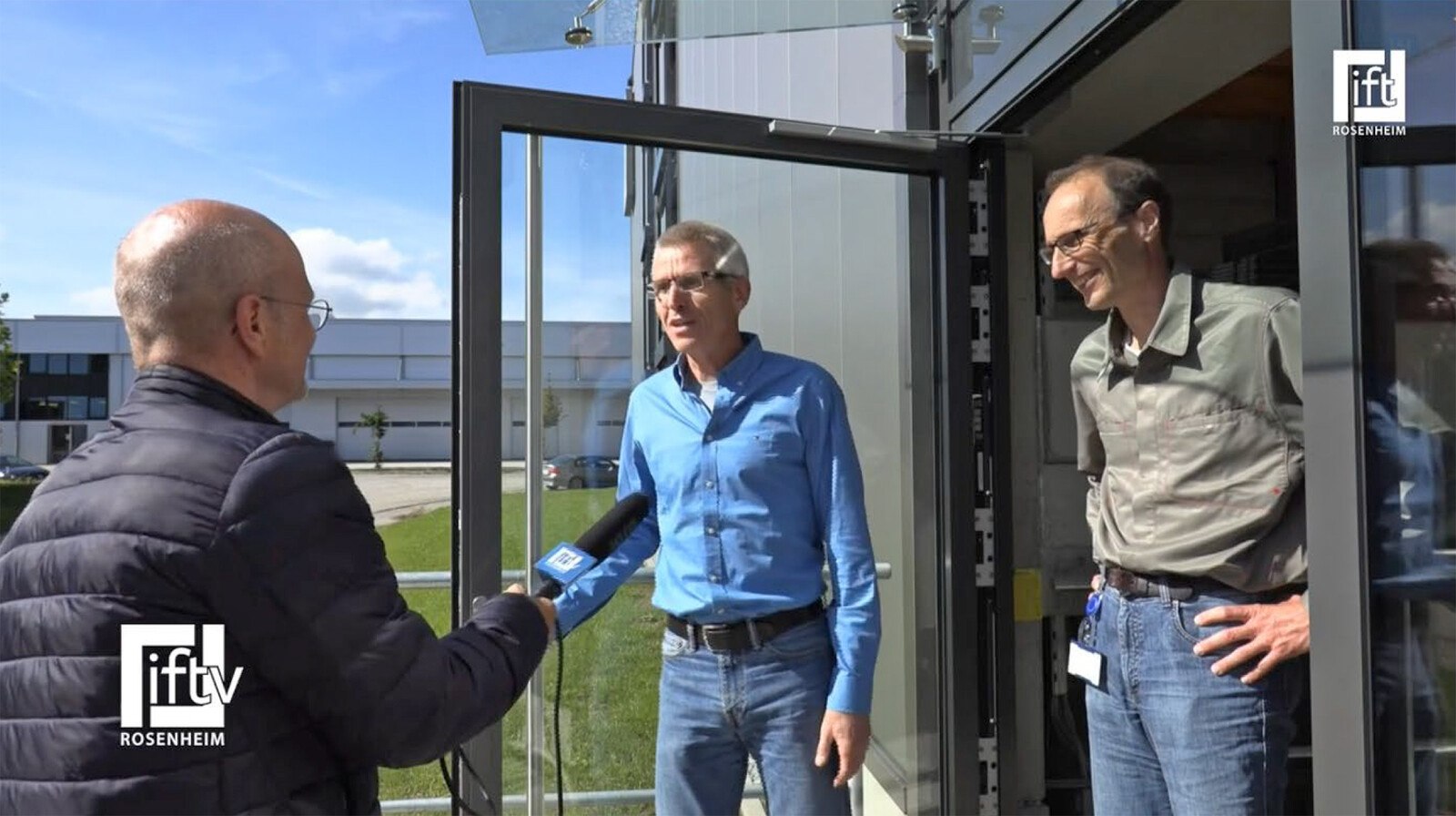 Auch „gestaltete Pausen“ waren Elemente des ersten Rosenheimer Online-Dialogs. Hier die Premiere für einen neuen „Sender“: Außenreporter Manfred Stoff (links) von iftv im Interview mit den Prüfstellenleitern des neuen Labors Bauakustik.