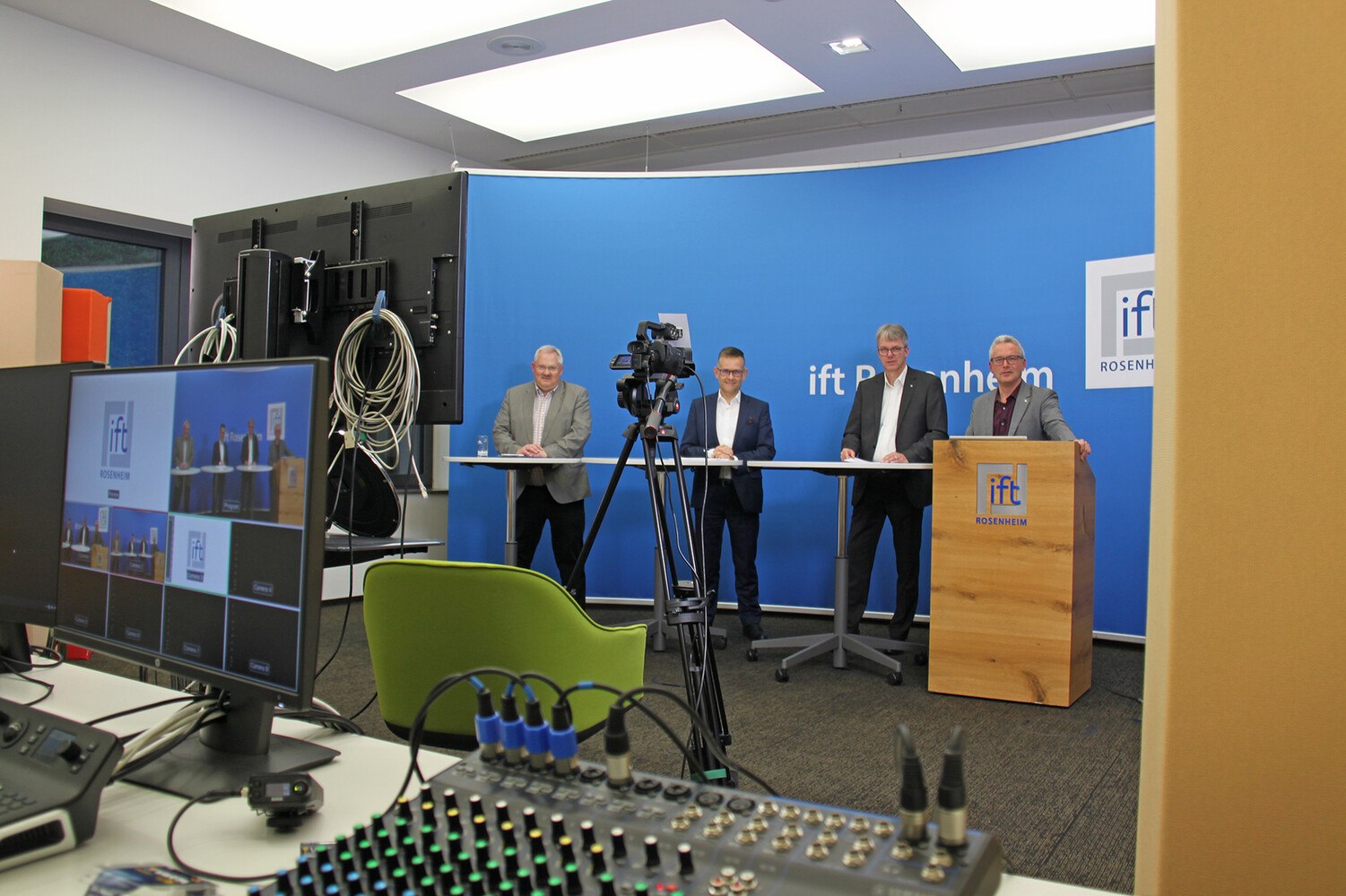 Blick hinter die Kulissen: Studioatmosphäre beim Jahrespressegespräch 2020 des ift Rosenheim am Vortag des Rosenheimer Online-Dialogs.
