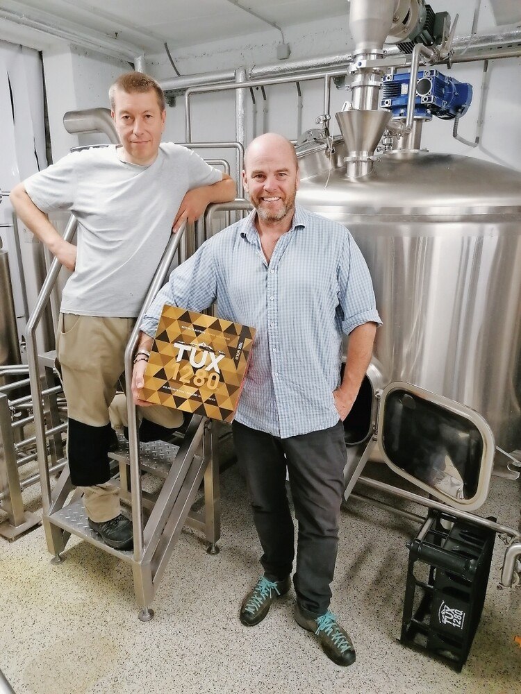 Neil Vousden (links) und Timothy Jones (rechts) brauen in einem Keller ihre Biere.