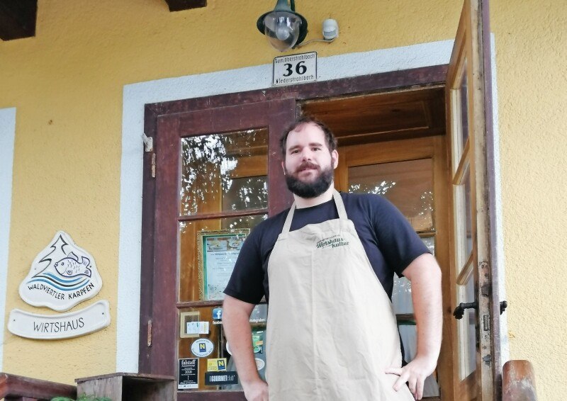 Huber vor seinem Wirtshaus, das er am  1. Juli übernommen hat. Drinnen riecht  es nach Gemütlichkeit.